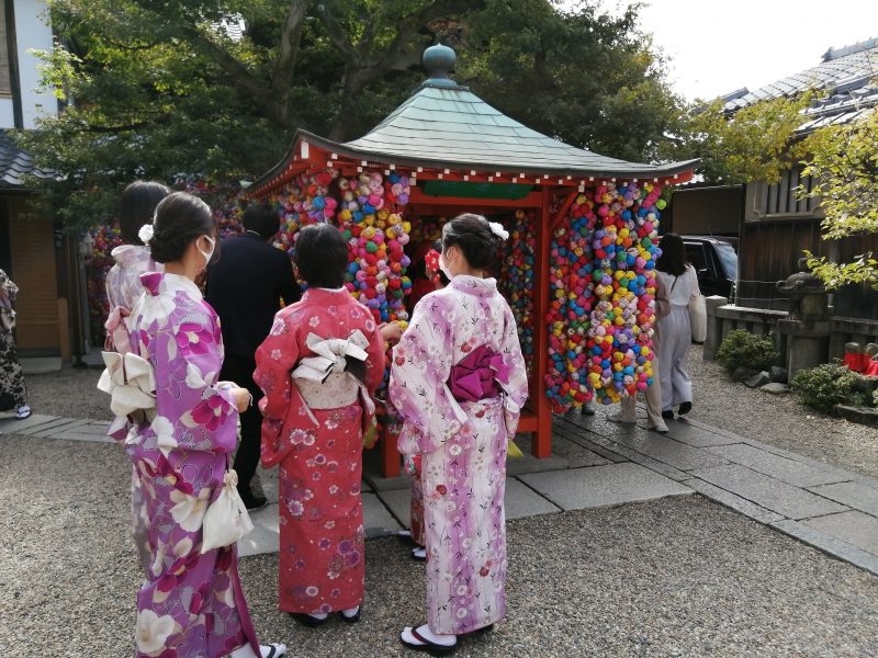 Wearing a Yukata - Japan Tours Experts - RediscoverTours